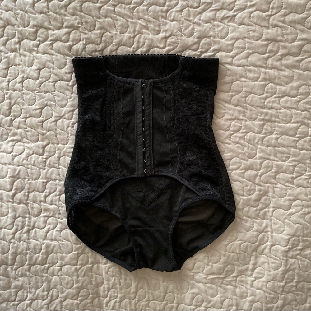 Lace brief bodyshaper